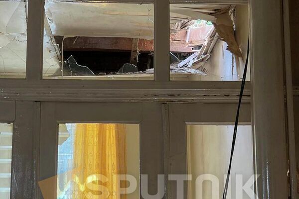 Разрушенные азербайджанскими обстрелами дома в сюникском селе Веришен - Sputnik Армения