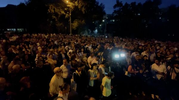 На проспекте Баграмяна снова проходит акция протеста с требованием отставки правительства Никола Пашиняна - Sputnik Армения
