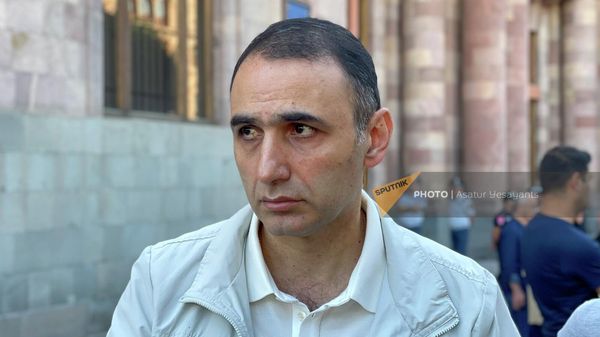 Аветик Чалабян на площади Республики во время мирной акции неповиновения (16 сентября 2022). Еревaн - Sputnik Արմենիա