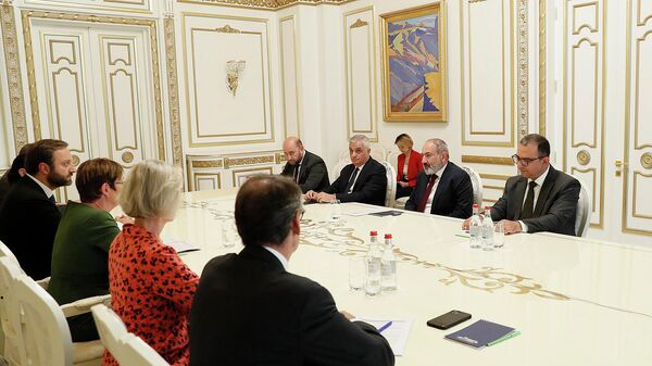 Премьер-министр Никол Пашинян принял президента Европейского банка реконструкции и развития Одиль Рено-Бассо (16 сентября 2022). Еревaн - Sputnik Армения