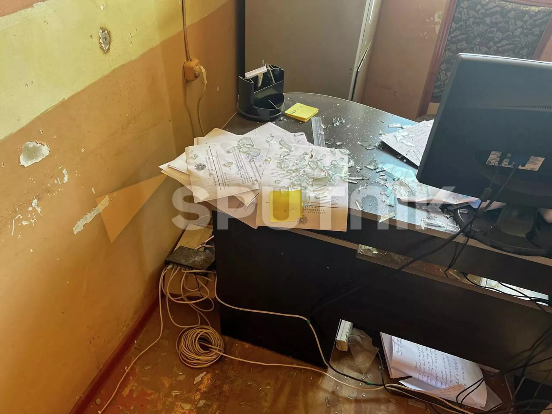Повреждённое в результате артобстрела азербайджанскими ВС здание администрации Сотка (16 сентября 2022). Сотк Повреждённое в результате артобстрела азербайджанскими ВС здание администрации Сотка (16 сентября 2022). Сотк - Sputnik Армения, 1920, 16.09.2022