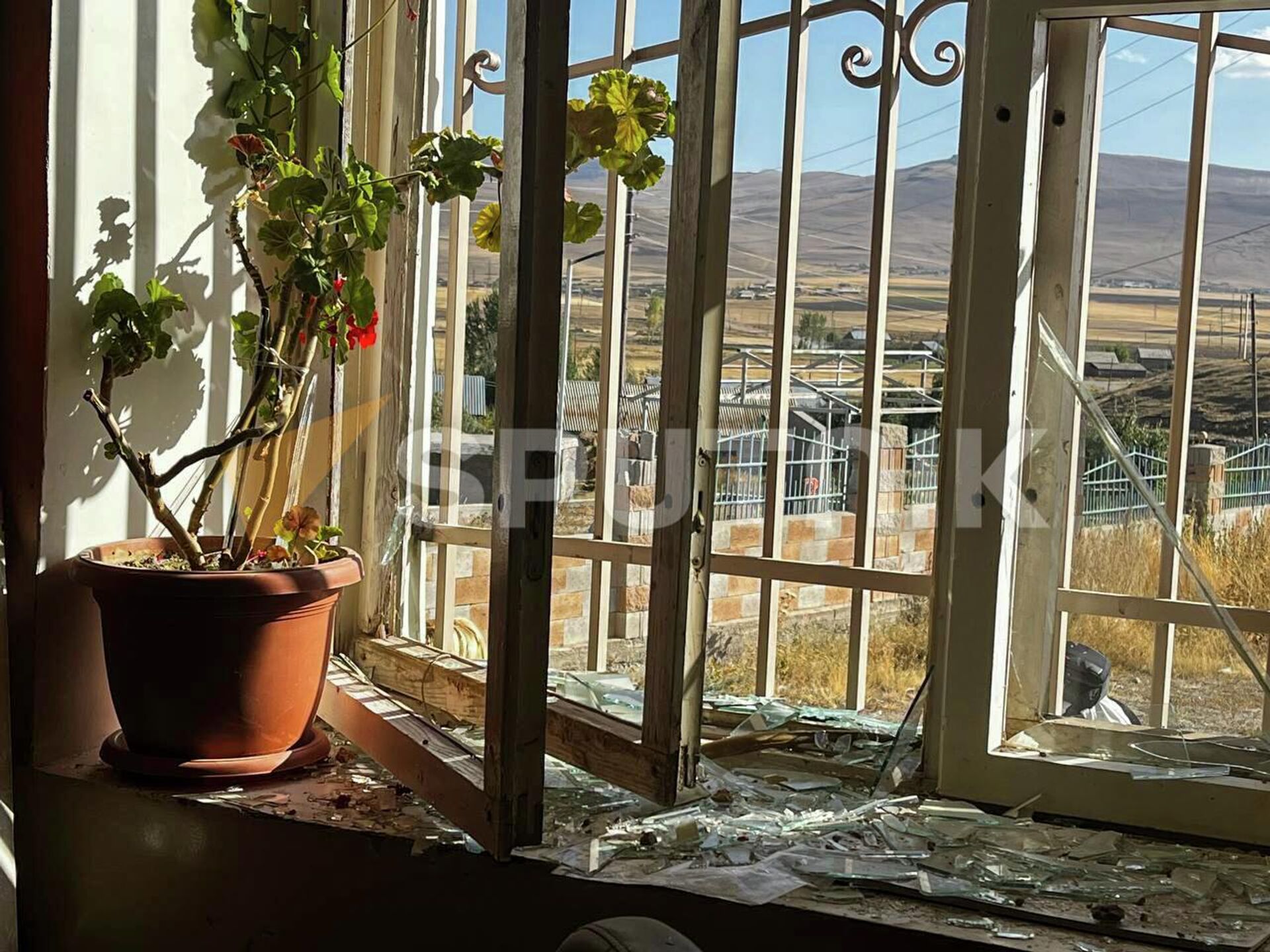 Повреждённое в результате артобстрела азербайджанскими ВС здание администрации Сотка (16 сентября 2022). Сотк - Sputnik Армения, 1920, 16.09.2022