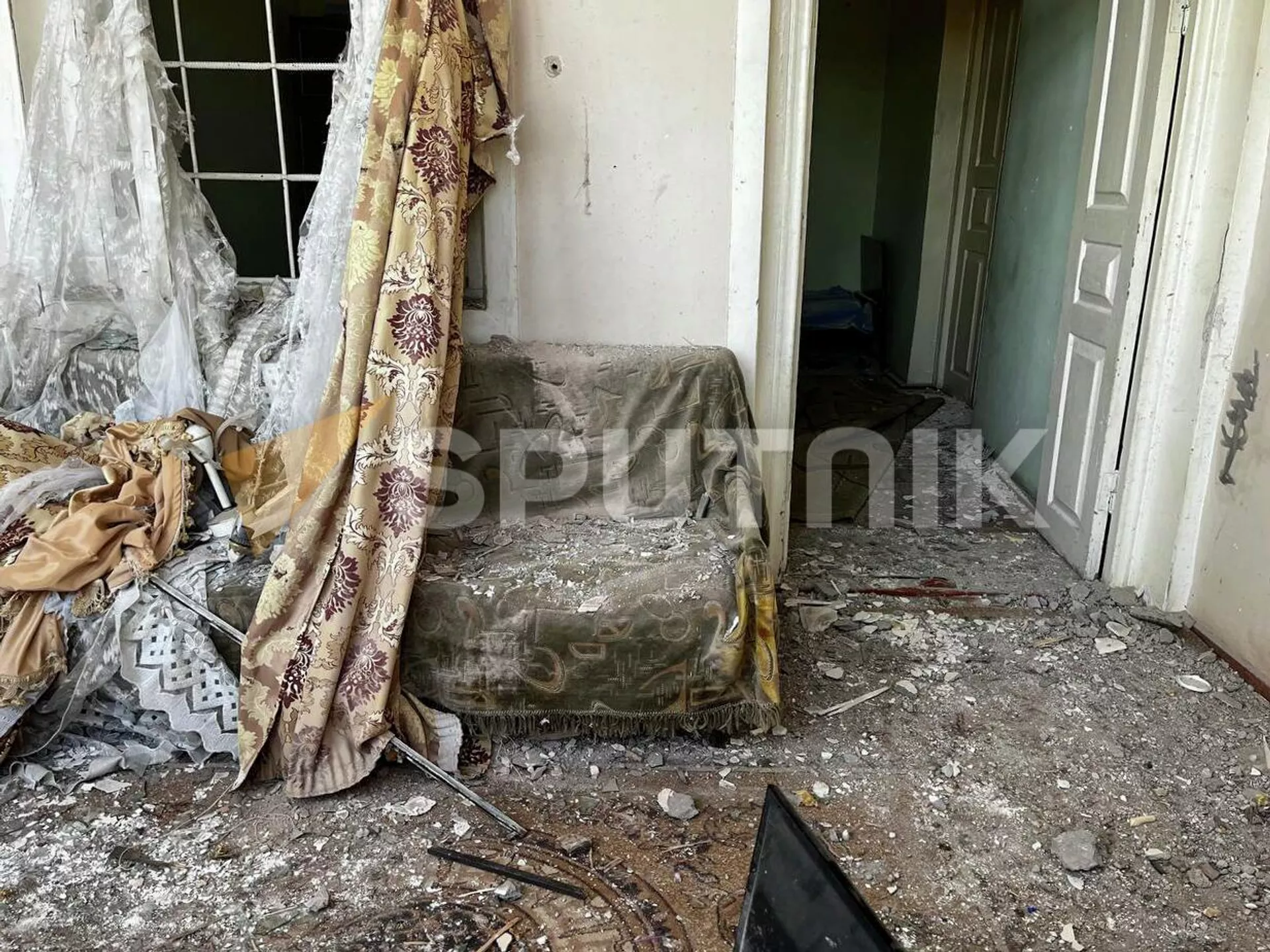 Разрушенный в результате артобстрела азербайджанскими ВС жилой дом села Сотк (16 сентября 2022). Сотк Разрушенный в результате артобстрела азербайджанскими ВС жилой дом села Сотк (16 сентября 2022). Сотк - Sputnik Армения, 1920, 16.09.2022