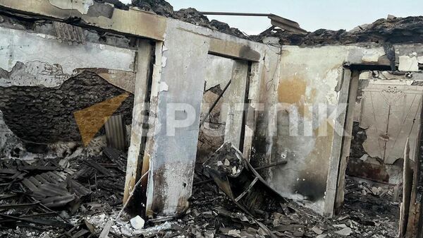 Ադրբեջանական ԶՈւ–ի հարվածներից ավերված և այրված տուն - Sputnik Արմենիա