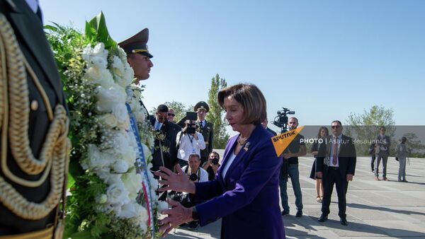 Нэнси Пелоси в Мемориальном комплексе памяти Геноцида армян Цицернакаберд (18 сентябя 2022). Еревaн - Sputnik Армения