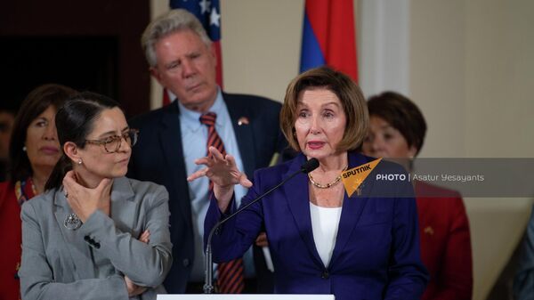 Спикер палаты представителей США Ненси Пелоси жестикулирует во время брифинга по итогам встречи (18 сентябя 2022). Еревaн - Sputnik Արմենիա