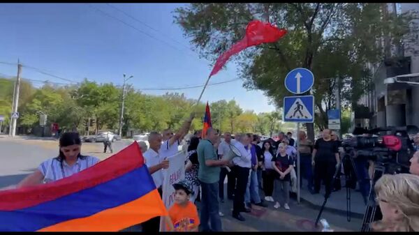 У посольства России в Армении акция в поддержку двусторонних отношений - Sputnik Армения