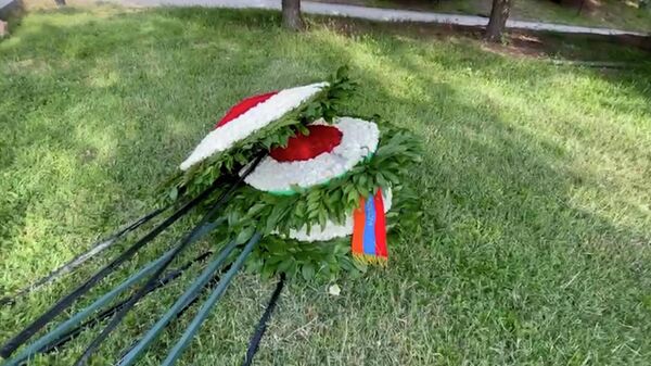 Родители погибших военнослужащих крушат и сбрасывают на траву все венки, возложенные властями в Ераблуре - Sputnik Армения