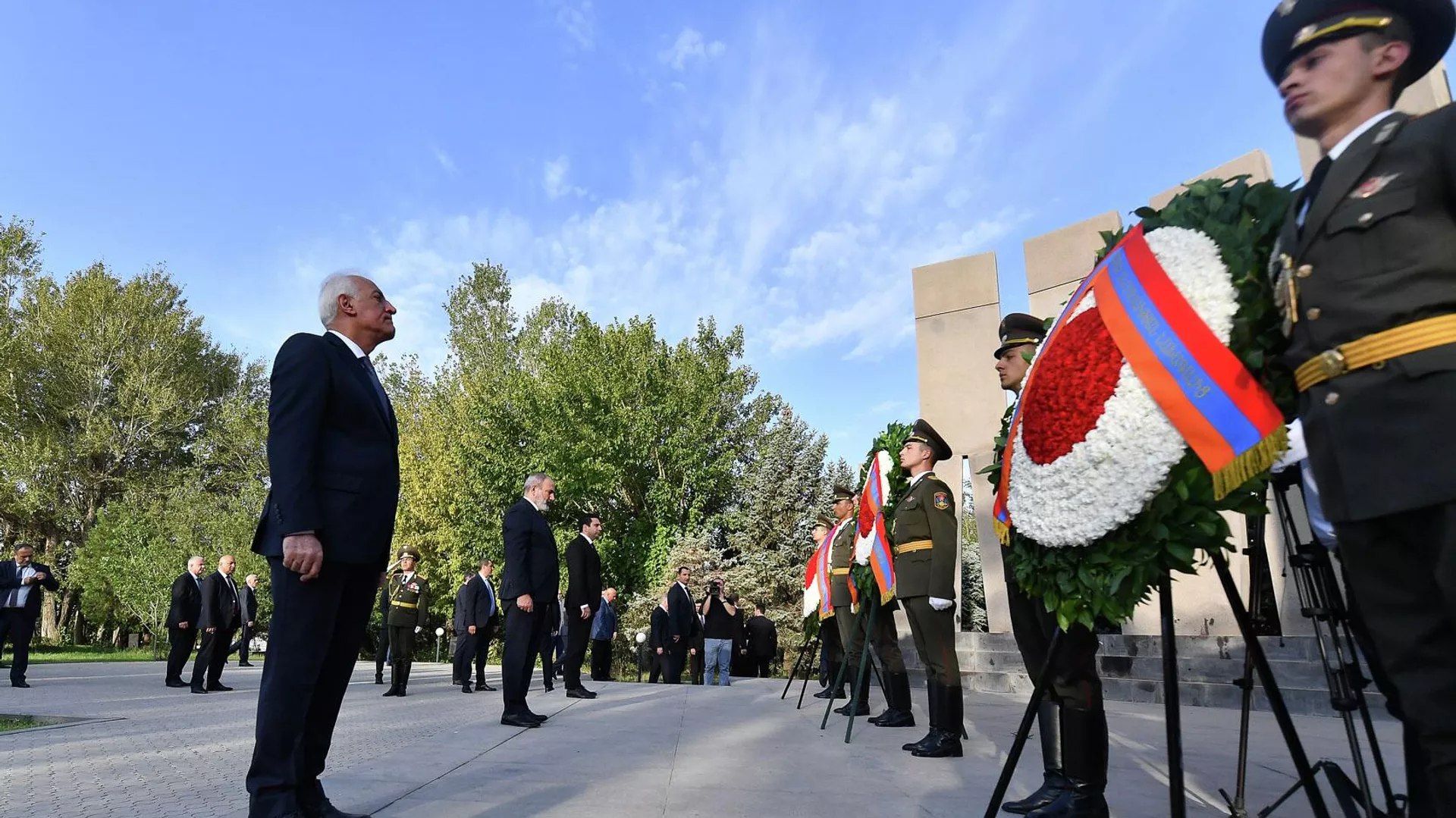 Премьер-министр Никол Пашинян, президент Ваагн Хачатурян, председатель НС Ален Симонян и представители высших органов власти посетили военный пантеон Ераблур по случаю 31-й годовщины независимости Армении (21 сентября 2022). Еревaн Премьер-министр Никол Пашинян, президент Ваагн Хачатурян, председатель НС Ален Симонян и представители высших органов власти посетили военный пантеон Ераблур по случаю 31-й годовщины независимости Армении (21 сентября 2022). Еревaн - Sputnik Армения, 1920, 21.09.2022