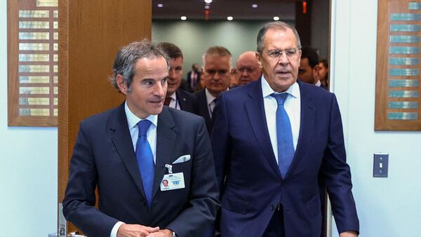 Министр иностранных дел РФ Сергей Лавров и генеральный директор МАГАТЭ Рафаэль Гросси на встрече в рамках 77-й сессии Генассамблеи ООН (21 сентября 2022). Нью-Йорк - Sputnik Армения