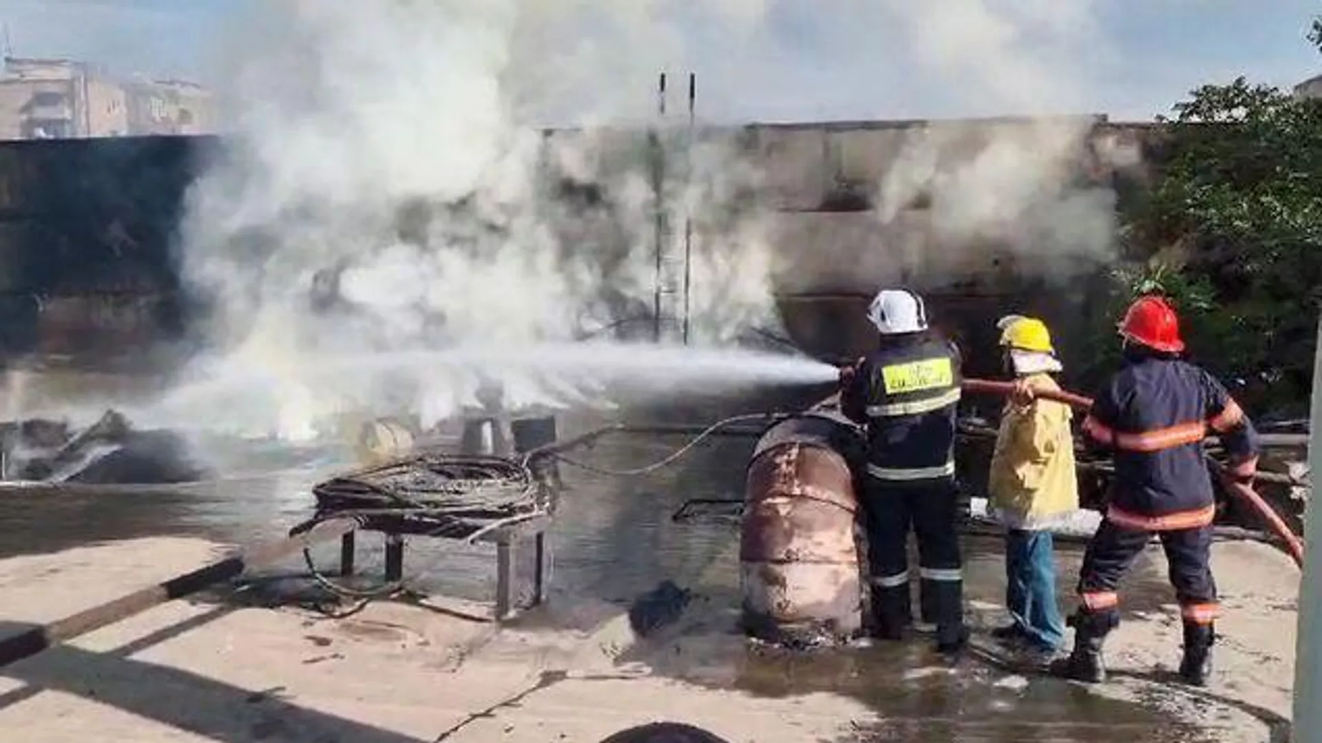 Пожарные работают на месте пожара в одном из недостроенных зданий на проспекте Аршакуняц (24 сентября 2022). Еревaн Пожарные работают на месте пожара в одном из недостроенных зданий на проспекте Аршакуняц (24 сентября 2022). Еревaн - Sputnik Армения, 1920, 24.09.2022