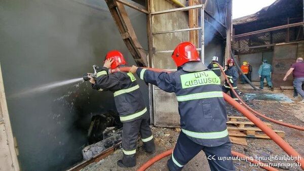 Пожарные работают на месте пожара в одном из недостроенных зданий на проспекте Аршакуняц (24 сентября 2022). Еревaн - Sputnik Армения