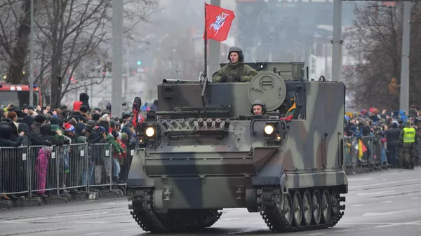 Бронетранспортер М113 во время парада в Вильнюсе - Sputnik Армения