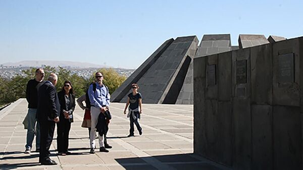 Делегация греческого парламента, прибывшая в Армению с рабочим визитом, посетила Мемориал памяти жертв Геноцида армян (27 сентября 2022). Еревaн - Sputnik Армения