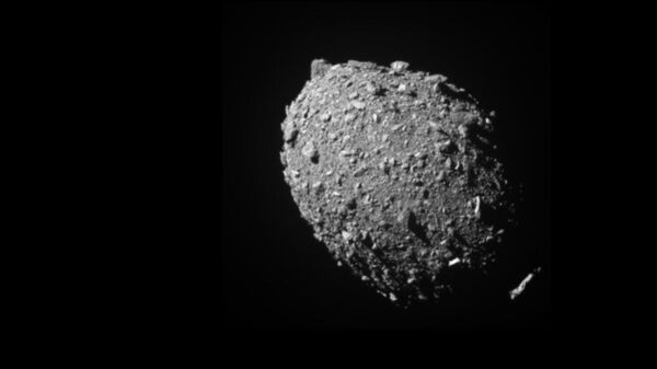 Астероид Диморф, наблюдаемый с космического корабля НАСА миссии DART за 11 секунд до удара - Sputnik Армения