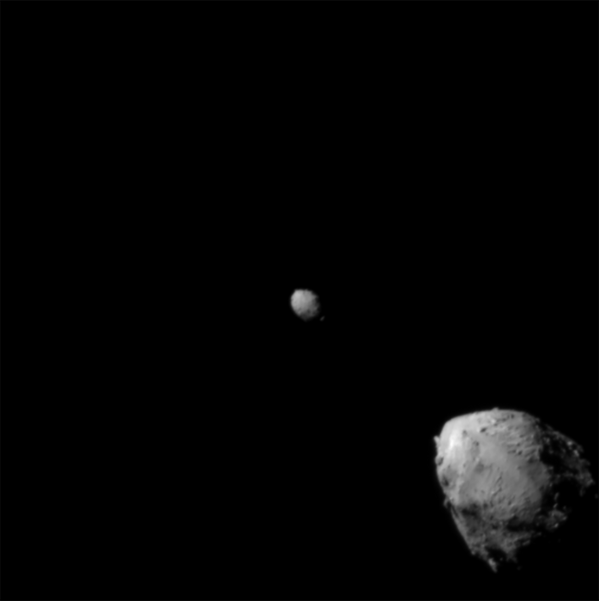 Астероид Дидимос (вверху слева) и его спутник Диморф примерно за 2,5 минуты до столкновения с космическим кораблем NASA DART. Изображение было получено бортовым тепловизором DRACO с расстояния 570 миль (920 километров).Это изображение было последним, содержавшим полное изображение обоих астероидов. - Sputnik Армения