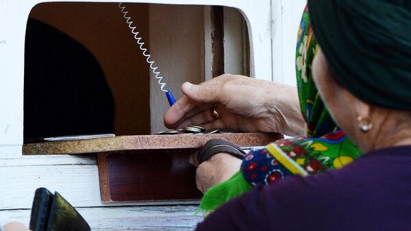 Пенсионерка получает пенсию в почтовом отделении - Sputnik Армения