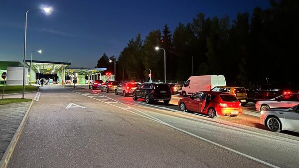 Очередь из автомобилей на границе России с Финляндией возле многостороннего автомобильного КПП - Sputnik Армения