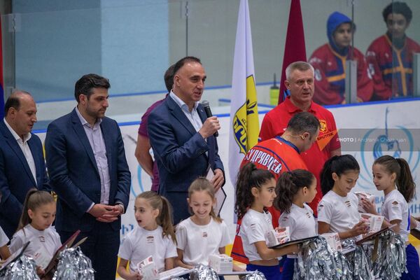 Гендиректор МДКЦ Дом Москвы Ваграм Карапетян выступает на открытии турнира по хоккею среди любительских команд - Sputnik Армения