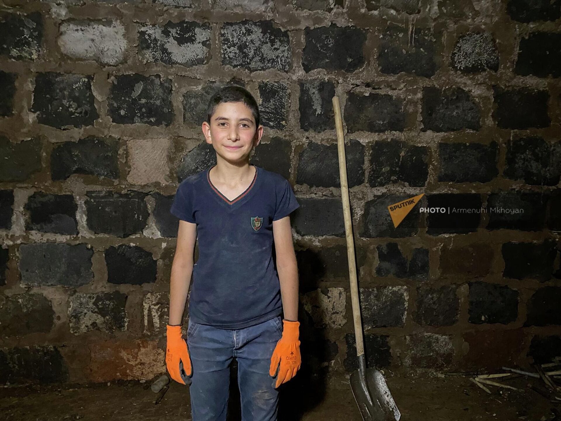 12-летний Арменак Асатян во время уборки убежищ по гражданской инициативе (1 октября 2022). Гюмри - Sputnik Армения, 1920, 03.10.2022