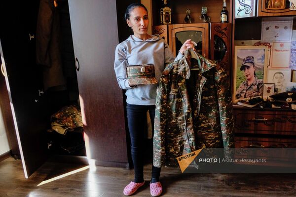 Սամվելի կինը&#x60; Աննան, ցույց է տալիս Ալիսայի ձմեռային զինվորական հագուստը - Sputnik Արմենիա