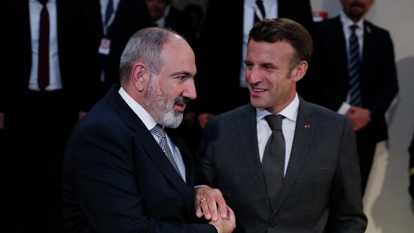 Премьер-министр Никол Пашинян обменивается рукопожатием с президентом Франции Эмануэлем Макроном (6 октября 2022). Прага - Sputnik Армения