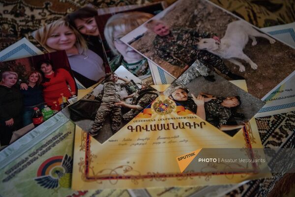 Фотографии и грамоты погибшей при сентябрьской эскалации Ирины Гаспарян - Sputnik Армения