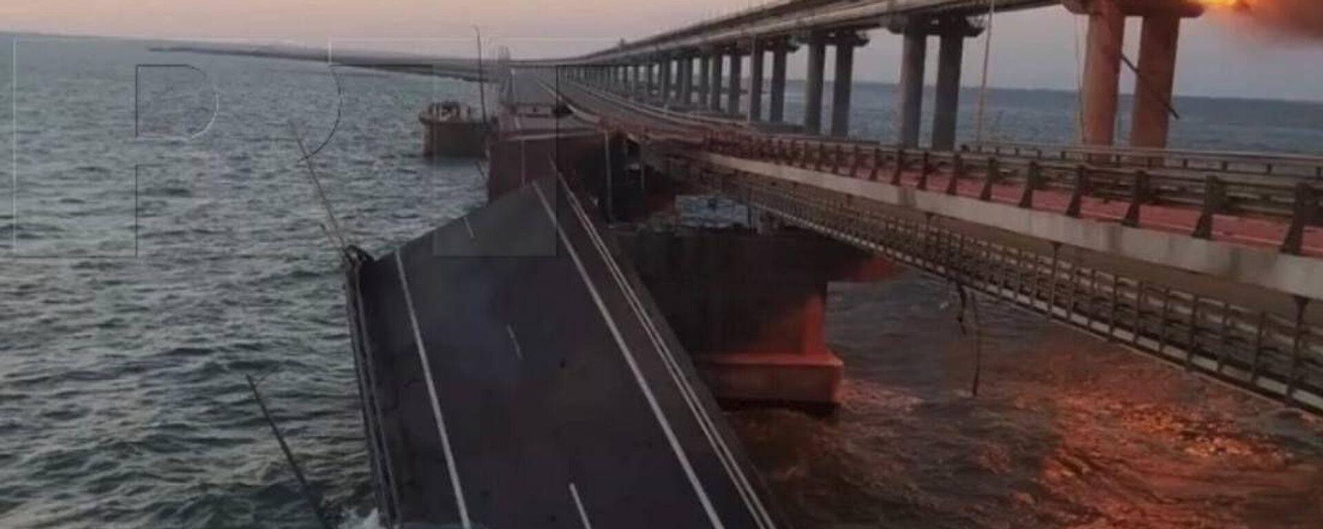 Крымский мост, на автомобильной части которого со стороны Таманского полуострова произошел подрыв грузового автомобиля, повлекший за собой возгорание семи топливных цистерн железнодорожного состава - Sputnik Армения, 1920, 12.10.2022