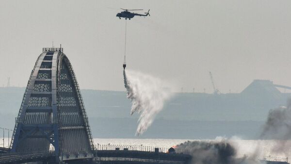 Вертолет тушит пожар на Крымском мосту, на автомобильной части которого со стороны Таманского полуострова произошел подрыв грузового автомобиля, повлекший за собой возгорание семи топливных цистерн железнодорожного состава - Sputnik Армения