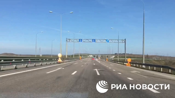 Видео РИА Новости. Пробок на подъездах и автозаправках возле Крымского моста нет - Sputnik Արմենիա