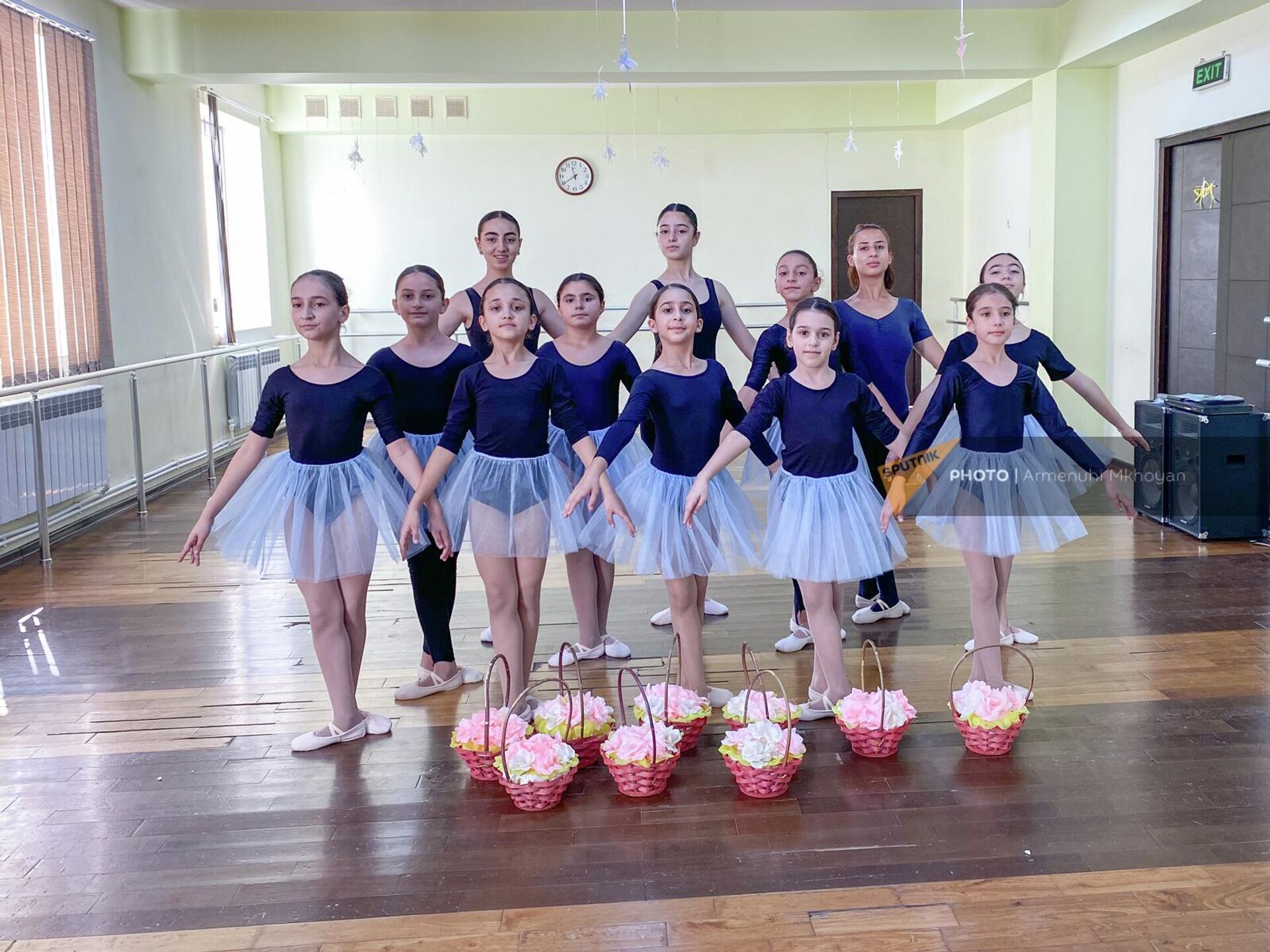 Воспитанницы балетного класса школы искусств Вардуи в Гюмри - Sputnik Արմենիա, 1920, 10.10.2022
