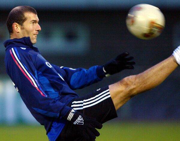 Футболист сборной Франции Зинедин Зидан во время тренировки, 2003 год. - Sputnik Армения