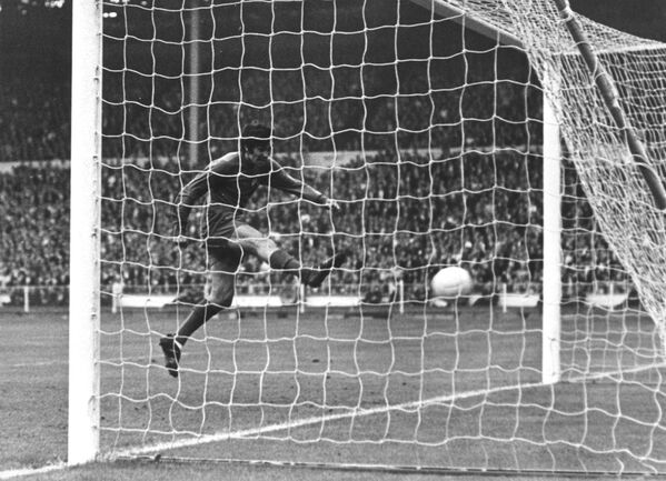 Игрок клуба &quot;Манчестер Юнайтед&quot; Джордж Бест забивает мяч, 1968 год. - Sputnik Армения