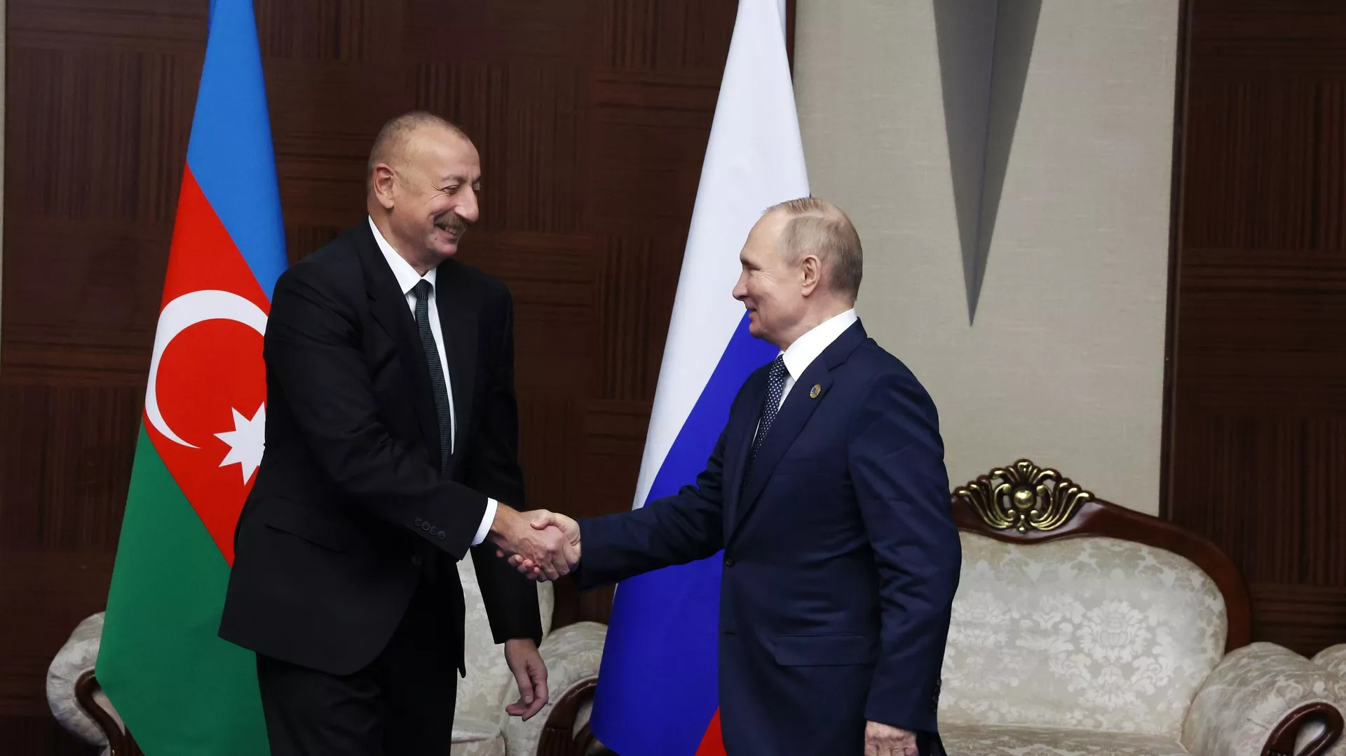 Президенты РФ и Азербайджана Владимир Путин и Ильхам Алиев во время встречи на полях VI саммита Совещания по взаимодействию и мерам доверия в Азии (СВМДА) во Дворце Независимости (13 октября 2022). Астана