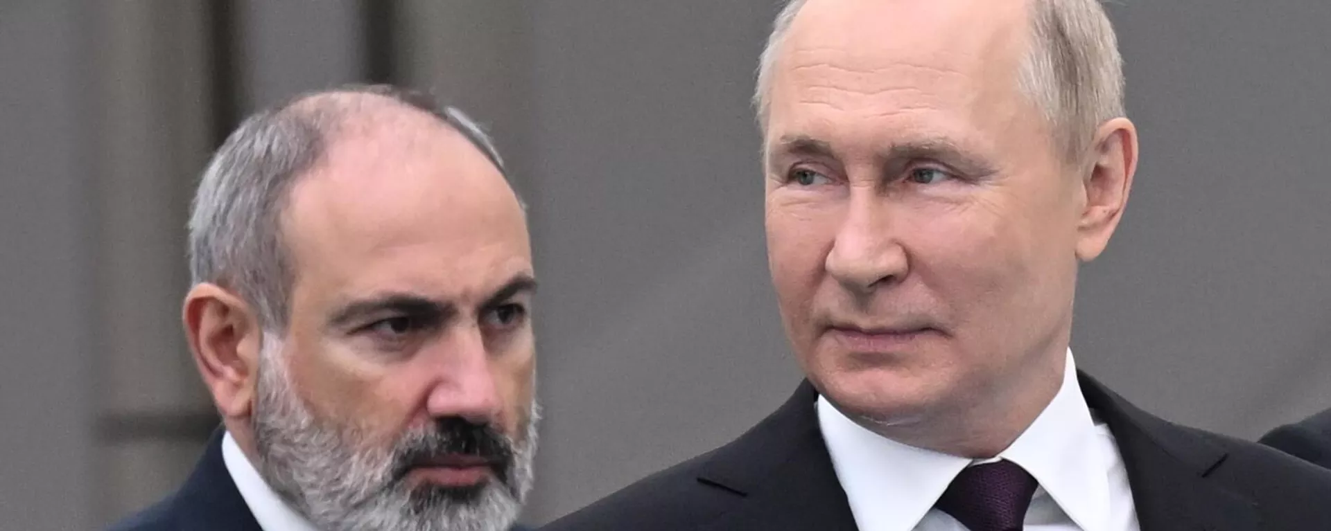 Премьер-министр Армении Никол Пашинян и президент РФ Владимир Путин перед церемонией совместного фотографирования глав государств - участников Содружества Независимых Государств (14 октября 2022). Астана - Sputnik Армения, 1920, 06.10.2023