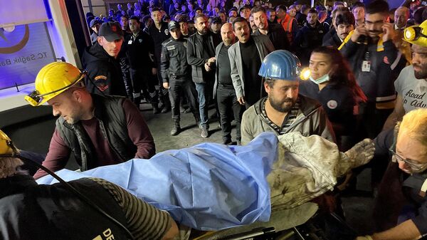 Спасатели выносят погибших и раненых шахтеров после взрыва на угольной шахте в Бартине (14 октября 2022). Турция - Sputnik Армения