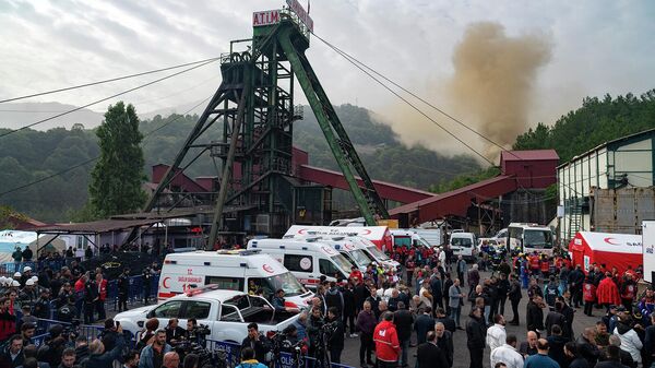 Машины скорой помощи возле угольной шахты после взрыва в Амасре, провинция Бартин (15 октября 2022). Турция - Sputnik Армения