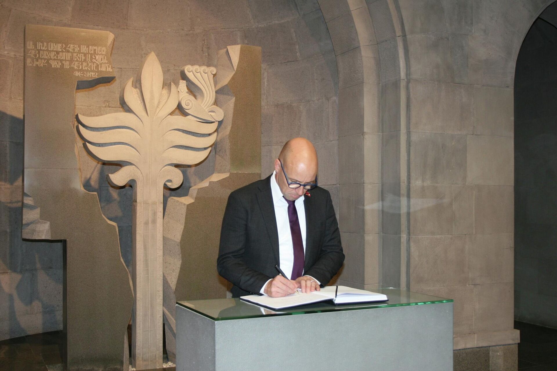 Швейцарские парламентарии посетили Мемориал памяти жертв Геноцида армян - Sputnik Армения, 1920, 15.10.2022