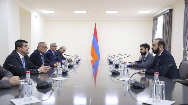Министр иностранных дел Арарат Мирзоян встретился с делегацией во главе с президентом Карабаха Араиком Арутюняном (15 октября 2022). Еревaн - Sputnik Армения