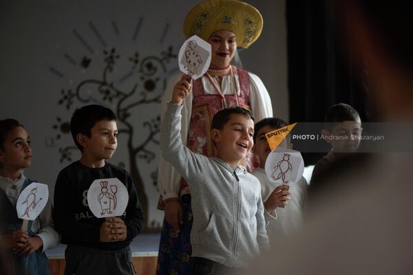 Школьникам предлагают игровые познавательные программы и музыкальные зарисовки - Sputnik Армения