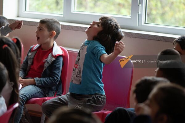 Дети на школьных сеансах русского фольклора - Sputnik Армения