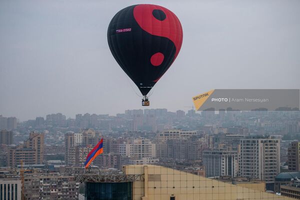 Аэростат пролетает над армянским триколором - Sputnik Армения