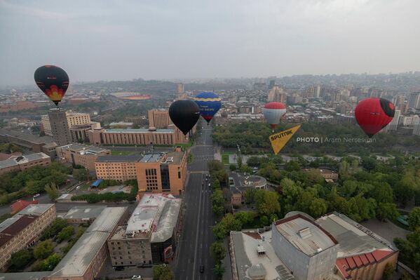 Գունեղ օդապարիկները՝ մայրաքաղաքի երկնքում - Sputnik Արմենիա