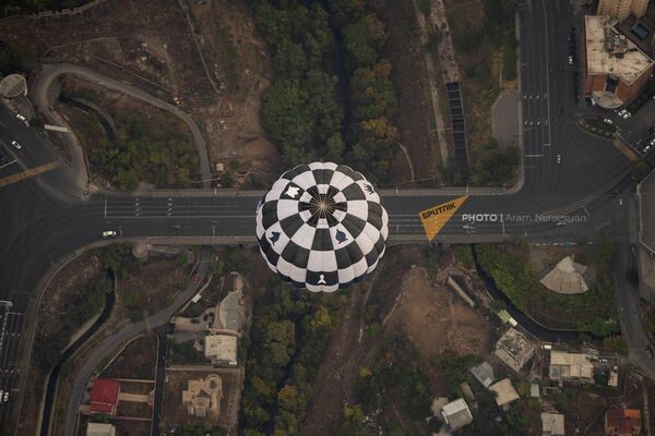 Воздушный шар пролетает над мостом - Sputnik Армения