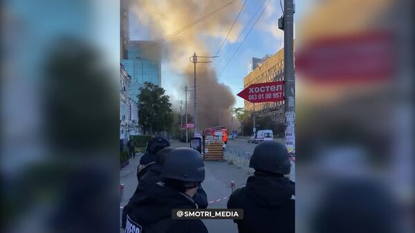 Момент прилета беспилотника-камикадзе Герань-2 рядом с офисом Укрэнерго в Киеве - Sputnik Արմենիա