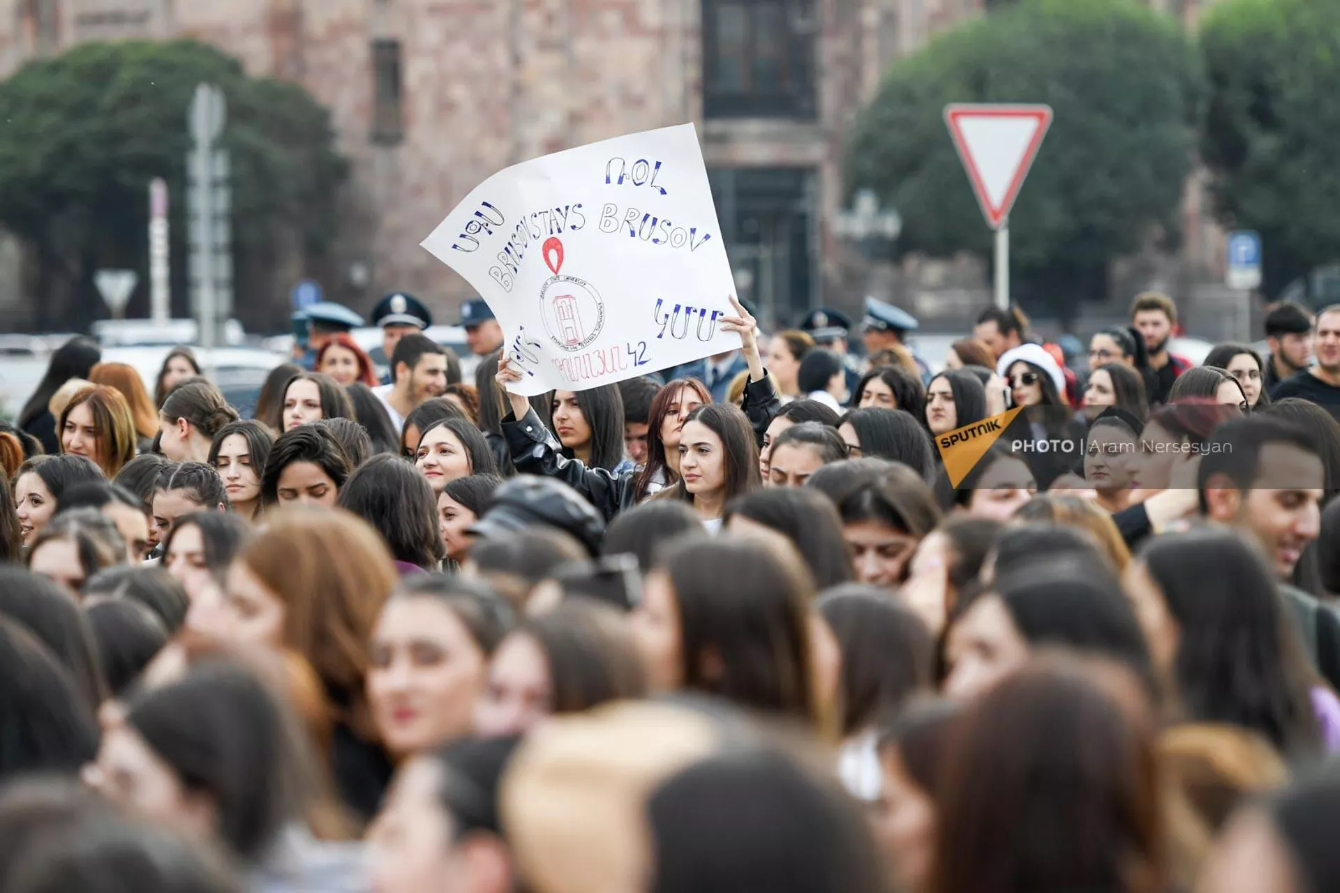 Акция протеста студентов университета им. Брюсова на площади Республики (17 октября 2022). Еревaн - Sputnik Армения, 1920, 17.10.2022