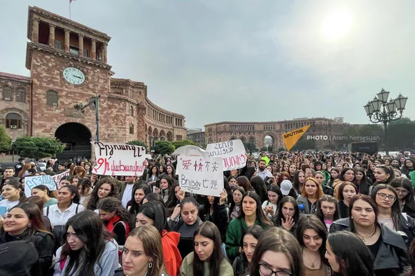 Акция протеста студентов университета им. Брюсова на площади Республики (17 октября 2022). Еревaн - Sputnik Армения