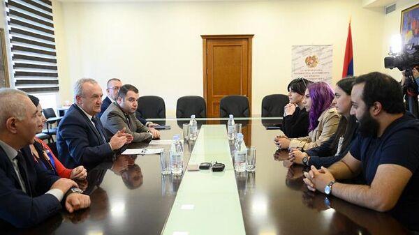 Министр Ваграм Думанян на встрече с представителями университета им. Брюсова - Sputnik Армения