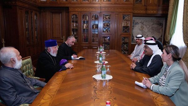 Католикос Гарегин II принял делегацию Объединенных Арабских Эмиратов во главе с Его Превосходительством доктором Абдул Азизом Аль-Мусалламом (19 октября 2022). Эчмиадзин - Sputnik Армения