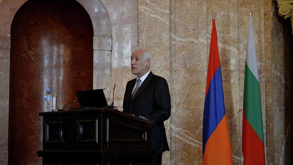 Президент Ваагн Хачатурян выступил с лекцией в Охридском государственном университете Святого Климента в рамках своего государственного визита (19 октября 2022). Болгария - Sputnik Армения